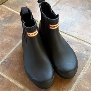 Hunter women’s Black Chelsea Rain Boots with Red Logo